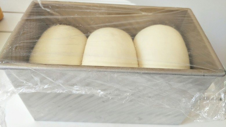 北海道吐司(直接法),发酵到差不多九分满,180度预热烤箱