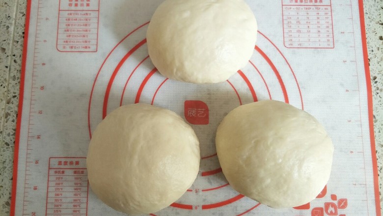 北海道吐司(直接法),取出按压排气,滚圆松弛20分钟,记得盖保鲜膜