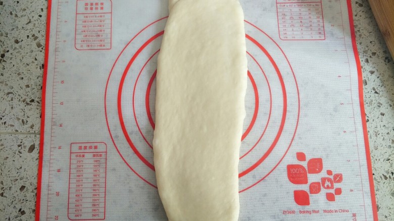 北海道吐司(直接法),再次擀开,从上往下卷起