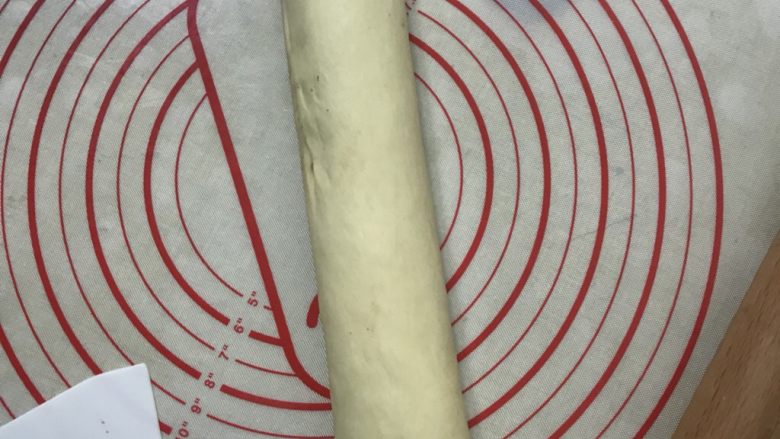 奶香豆沙面包卷,用两手搓圆,用刮板切成4厘米长一段