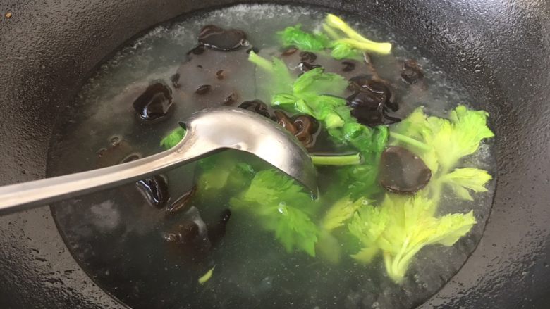 #菌类料理# 木耳蛋花汤,淋入水淀粉后开大火,用汤勺把淀粉推匀。