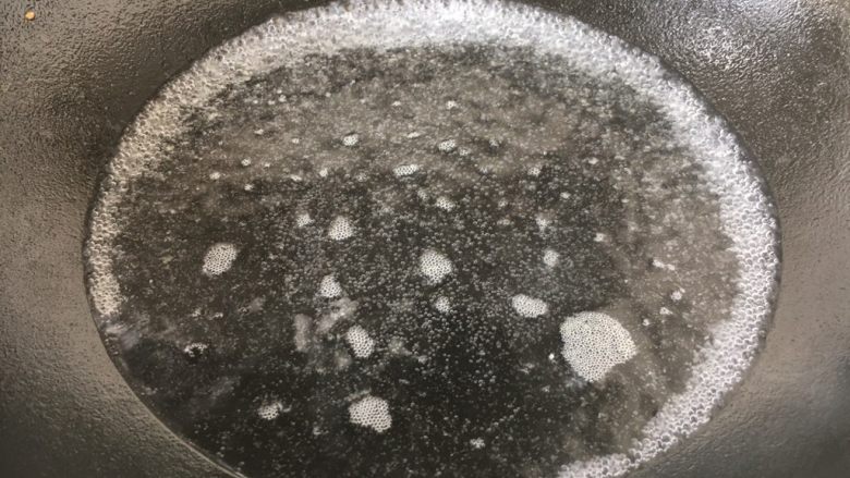 #菌类料理# 木耳蛋花汤,锅里放入500ml的水,大火将水煮开。