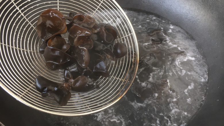 #菌类料理# 木耳蛋花汤,用开水汆烫2分钟,捞出后过凉水备用。