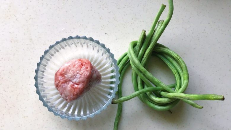肉饼缸豆花环,准备好食材,这个<a style='color:red;display:inline-block;' href='/shicai/ 442'>肉末</a>是前几天剁好冷冻的