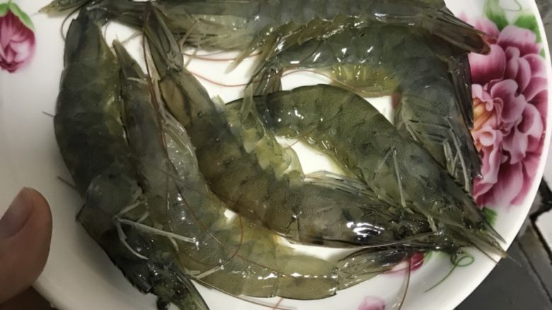 鸿运当头,哇唔😋今天的虾🦐好大个!先把虾头虾线处理干净