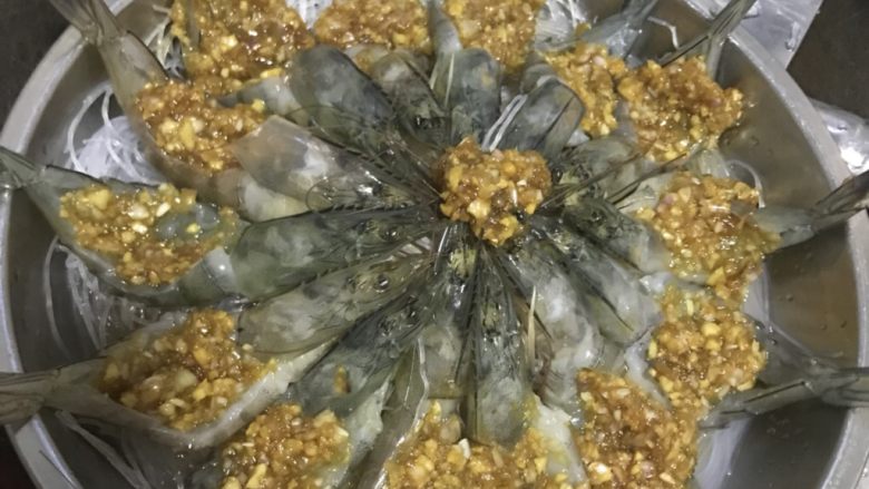 鸿运当头,把姜葱剁成碎末加酱油花生油调好!一个个酿上去就OK啦……是不是很简单又好看呢!