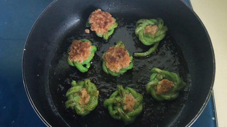 肉饼缸豆花环,煎至两面微焦,煎熟即可