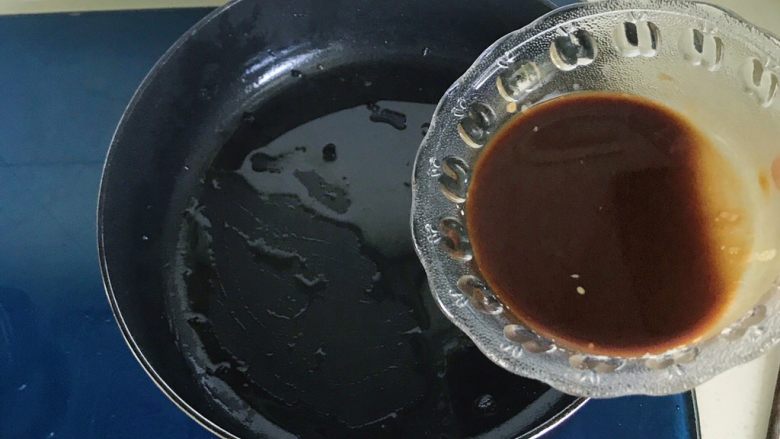 肉饼缸豆花环,锅里有煎过剩下的底油,就不需要再另外加油了,倒入调好的酱汁勾一个薄薄的芡汁