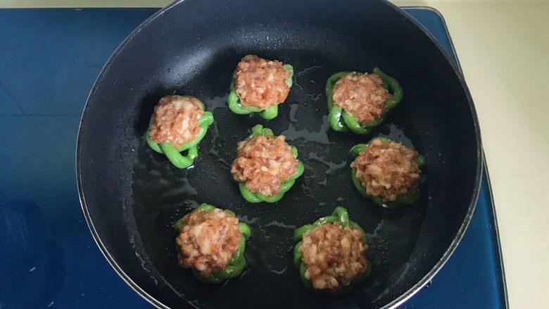 肉饼缸豆花环,把花环放入锅中