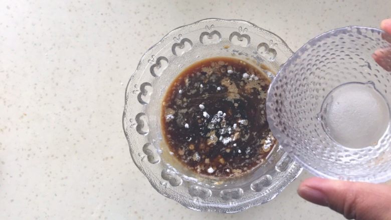 肉饼缸豆花环,最后加入适量清水,搅拌均匀