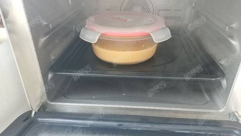 狭鳕鱼糕,放入蒸箱中蒸三十分钟。盖子轻轻盖上就行,不需要扣紧,防止水蒸气滴落碗中