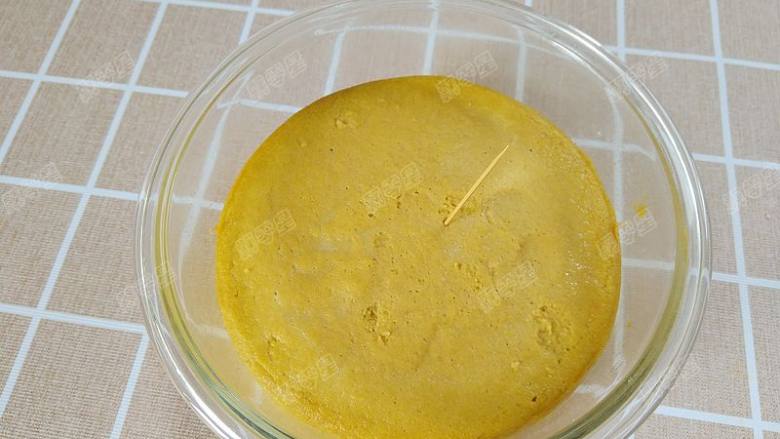 狭鳕鱼糕,取出,用牙签插进鱼糕底部,没有湿糊带出就表示熟了