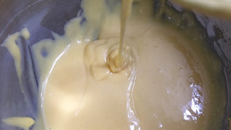 6寸原味戚风蛋糕 ,混合至顺滑 用打蛋器提起滴落会有纹路