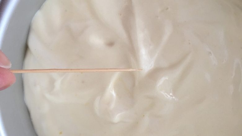 6寸原味戚风蛋糕 ,混合好的戚风面糊盆举高高,像瀑布一样慢慢倒入戚风模具中,在这个过程中可以去掉一些大泡泡,,然后轻轻晃动模具达到表面平整即可,用牙签戳破表面的气泡