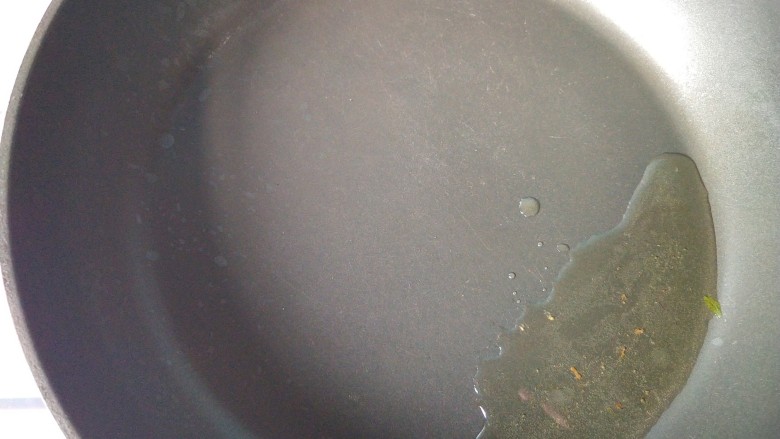 蒜蓉拌菠菜,锅内放油,烧热。