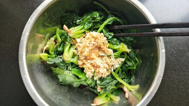 蒜蓉拌菠菜,将调好的酱汁放入碗中,拌匀。