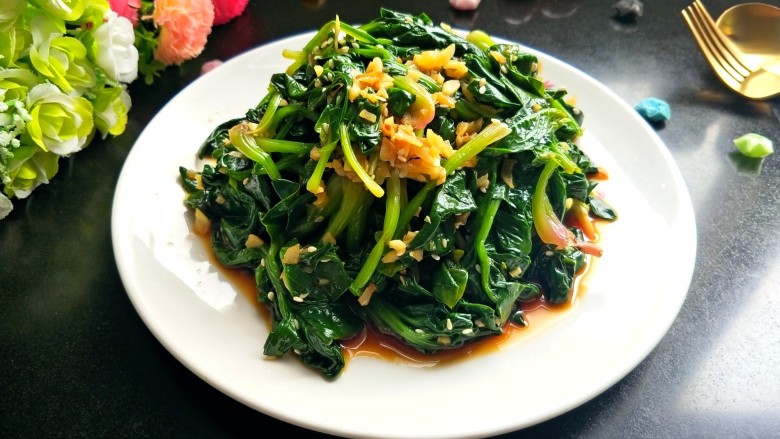 蒜蓉拌菠菜,装饰一下,美美哒!