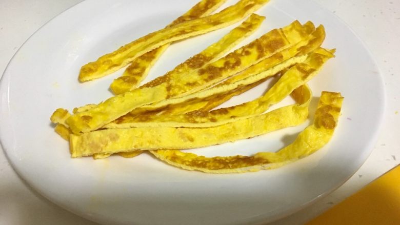 零失败早餐之编织黄瓜鸡蛋,蛋皮切的跟黄瓜条,尽量一样宽