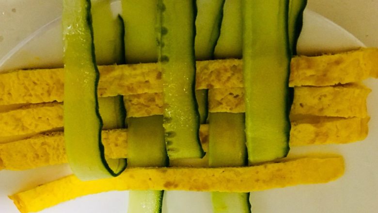 零失败早餐之编织黄瓜鸡蛋,注意操作的时候,将黄瓜条往上翻,选择好之后再放下来