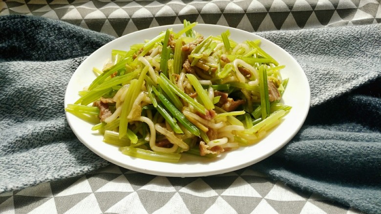 家常芹菜粉条炒肉