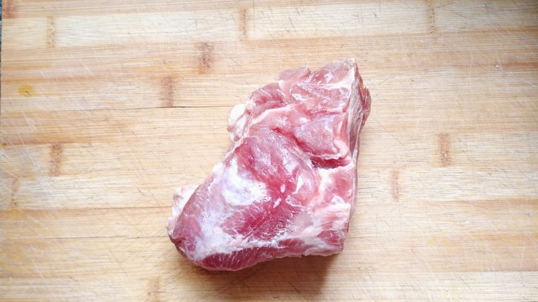 家常芹菜粉条炒肉,准备一块去皮少肥肉的<a style='color:red;display:inline-block;' href='/shicai/ 329'>羊肉</a>，