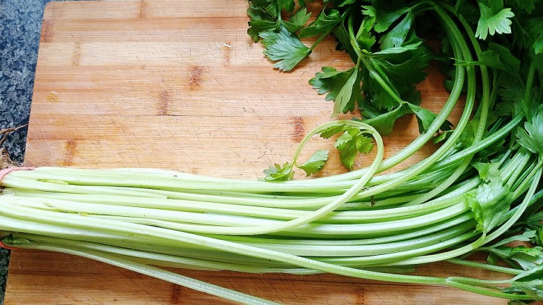 家常芹菜粉条炒肉,<a style='color:red;display:inline-block;' href='/shicai/ 125'>芹菜</a>去根摘叶用水涮去浮尘。