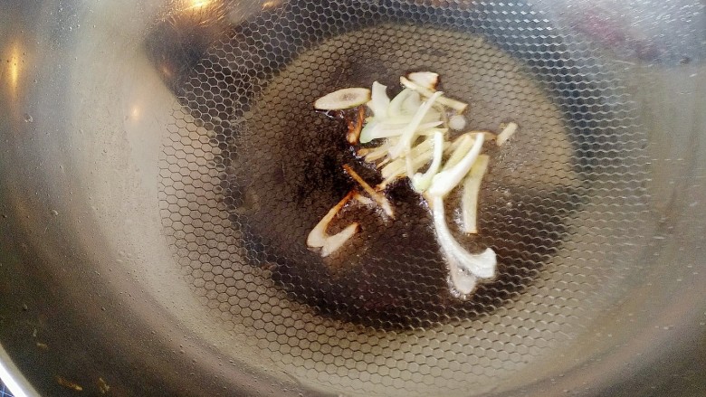 家常芹菜粉条炒肉,葱姜爆香