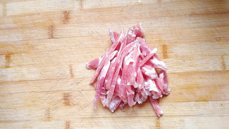 家常芹菜粉条炒肉,切成粗条，不用太细，。