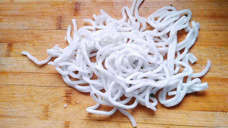 家常芹菜粉条炒肉,买现成的鲜粉切成碎啊