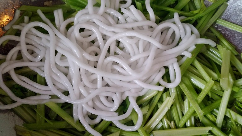 家常芹菜粉条炒肉,芹菜炒至半熟，放入煮好的<a style='color:red;display:inline-block;' href='/shicai/ 525'>粉条</a>。