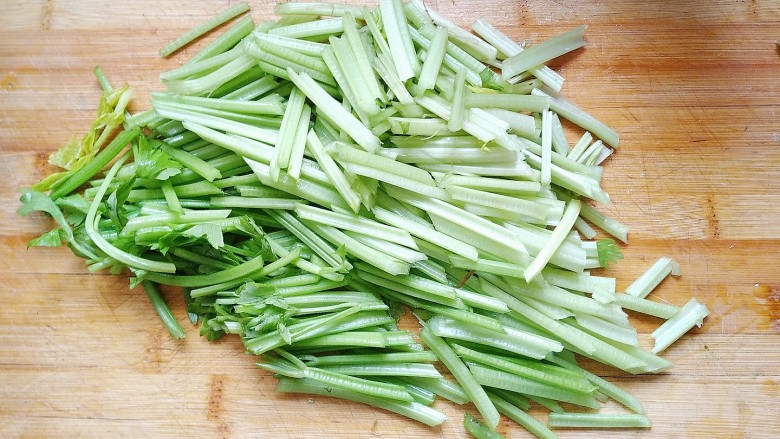 家常芹菜粉条炒肉,切成小段，