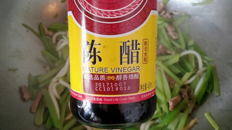 家常芹菜粉条炒肉,起锅之前放入盐和陈醋。