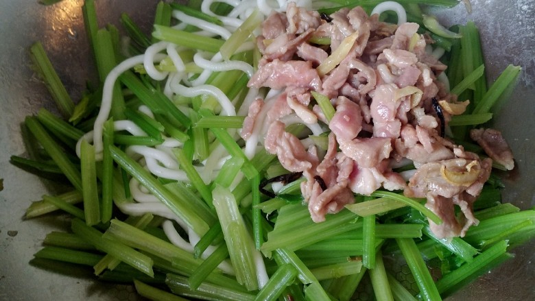 家常芹菜粉条炒肉,芹菜粉条翻炒均匀，加入炒好的羊肉。
