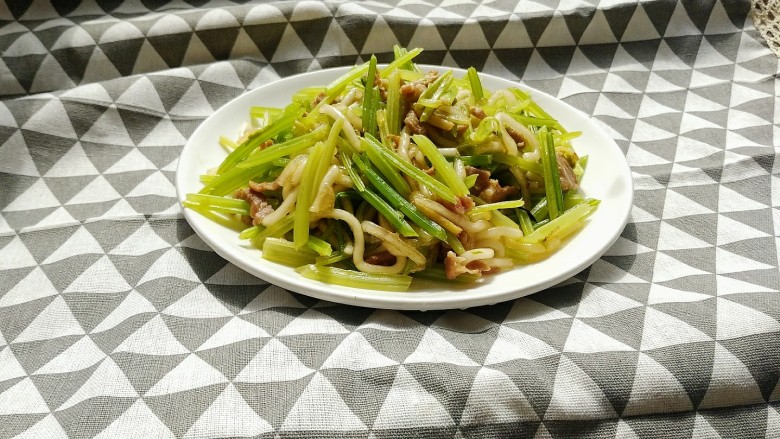 家常芹菜粉条炒肉,鲜爽口的家常菜做好啦？