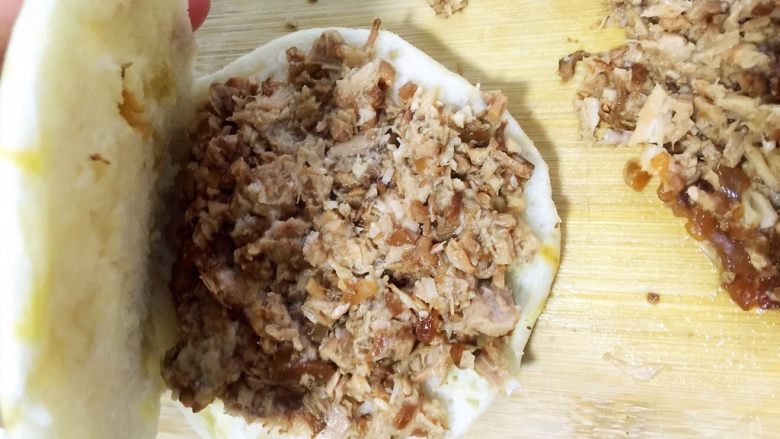 口口香腊汁肉夹馍,肉剁碎后加入饼里,再淋一勺汤汁,哈哈,美味的不得了(一定要淋汤汁)