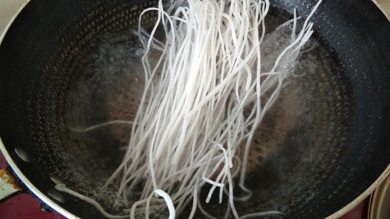 麻辣粉酸甜口,饿了就要吃一口,烧开以后下入<a style='color:red;display:inline-block;' href='/shicai/ 4264'>土豆粉</a>,煮开,然后盖锅盖焖5分钟。