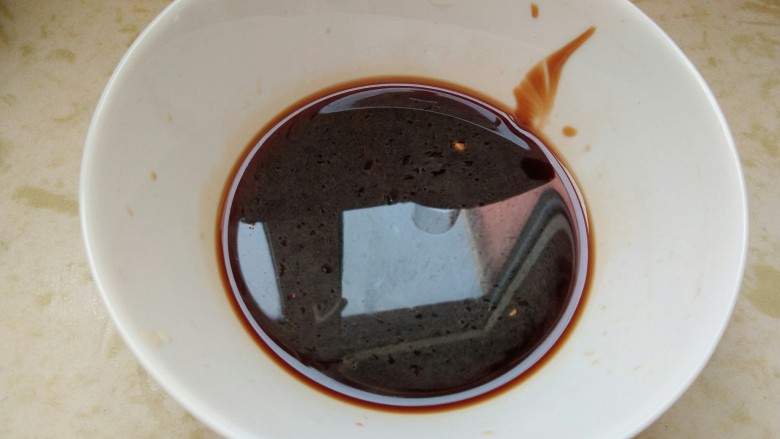 麻辣粉酸甜口,饿了就要吃一口,用筷子搅拌均匀,酱汁就调好了。