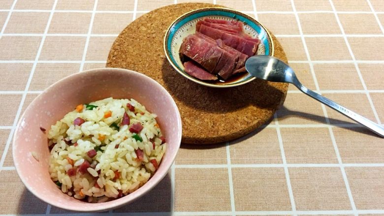 牛肉蛋炒饭,将将～～搭配小菜
简单又好吃😋快收了我吧👍
