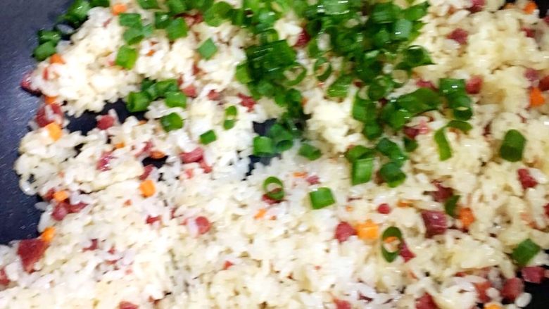 牛肉蛋炒饭,最后加入<a style='color:red;display:inline-block;' href='/shicai/ 3250'>葱</a>翻炒
因为刚刚米饭里已经加了佐料，所以什么都不用放啦