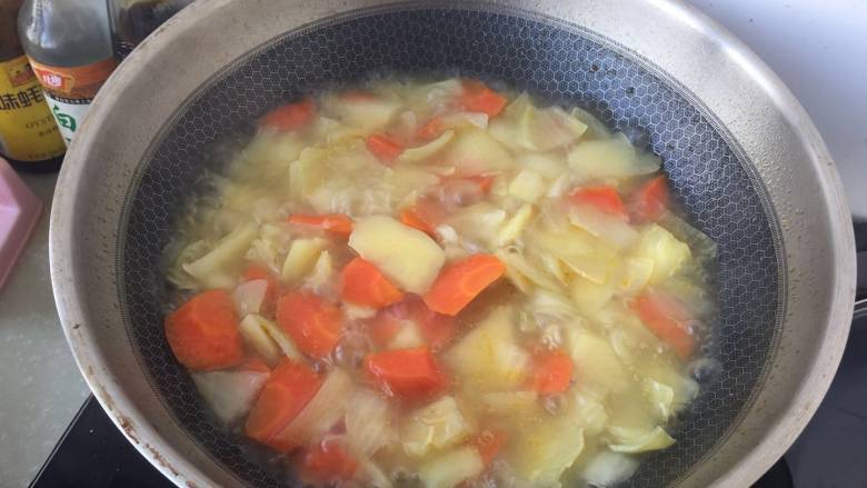 全素咖喱饭,炖十分钟以后看看土豆能不能用铲子压断
