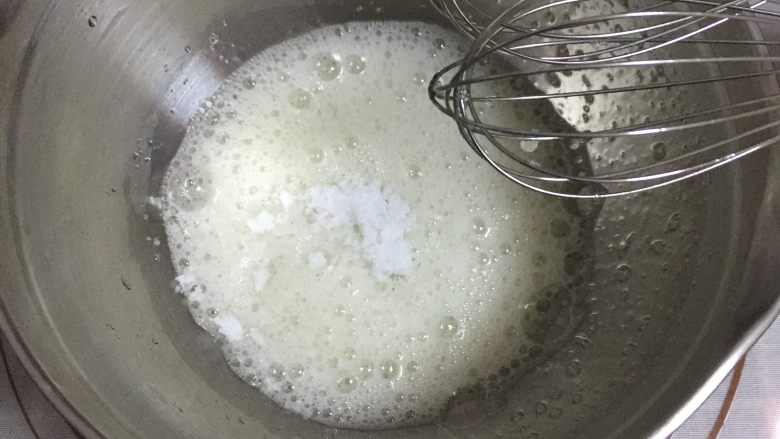 原味戚风蛋糕,蛋清滴入几滴柠檬汁或者白醋去除蛋腥味,用电动器开2挡打发,打发至粗泡,放入三分之一<a style='color:red;display:inline-block;' href='/shicai/ 10588'>糖</a>继续打发