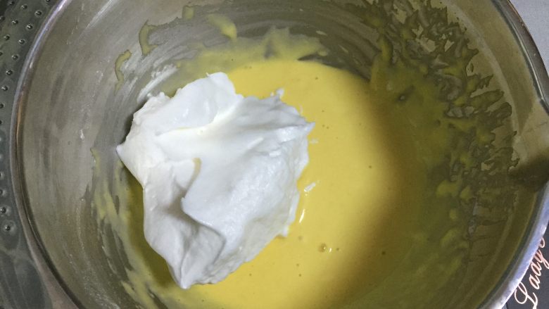 原味戚风蛋糕,取一半蛋白和蛋糊用翻拌、切拌的手法拌匀,不能画圈圈,以免消泡