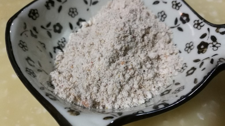 健脾减肚,茯苓山药鸡内金粥,购买时可以让药店帮忙打成粉,剔去山楂核,装入罐中。
