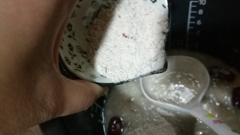 健脾减肚,茯苓山药鸡内金粥,将茯苓山药薏米红豆藜麦山楂粉、红枣、大米加入电饭锅中,加水五碗,熬煮粥档。
