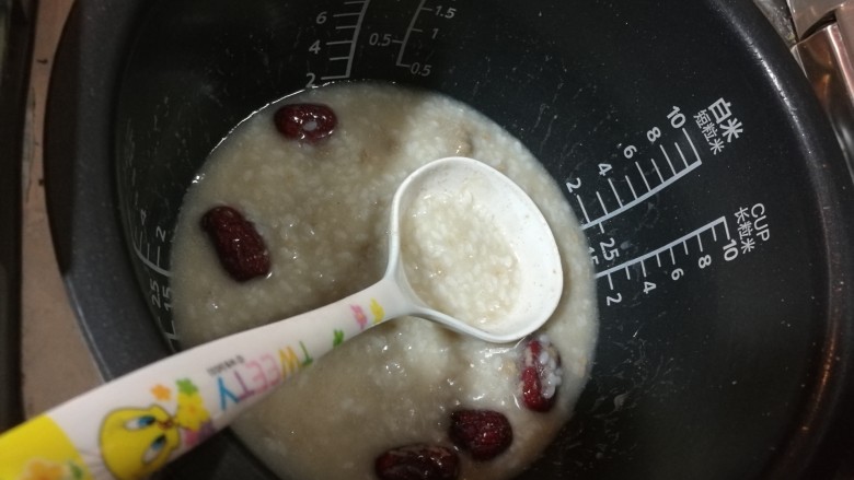 健脾减肚,茯苓山药鸡内金粥,准备起锅前,加入鸡内金粉搅拌均匀,生的鸡内金消食健脾胃效果更好。如果不喜欢生鸡内金的味道,也可以和大米一起加入煮粥。