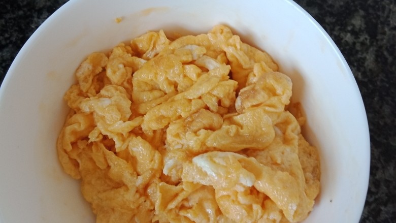 鸡蛋葱花汤,炒熟了之后,关火把鸡蛋放入备用碗