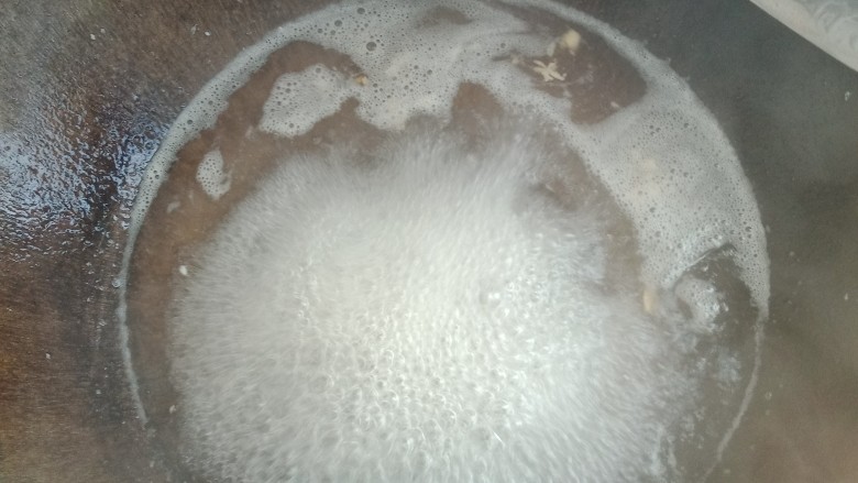 鸡蛋葱花汤,等水烧开了之后,把鸡蛋放入开水中