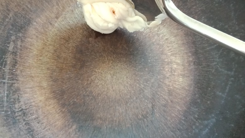 鸡蛋葱花汤,接下来开火,等锅热了之后放入猪油