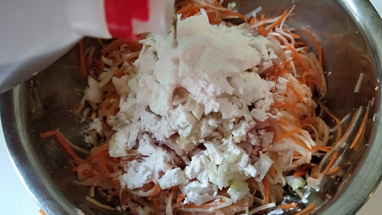 三丝鸡蛋饼,倒入适量水,在加入一个<a style='color:red;display:inline-block;' href='/shicai/ 9'>鸡蛋</a>。