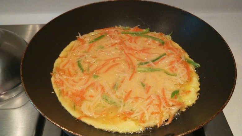 三丝鸡蛋饼,平底锅烧热倒入适量油,在加入三丝面糊涂抹均匀即可。
